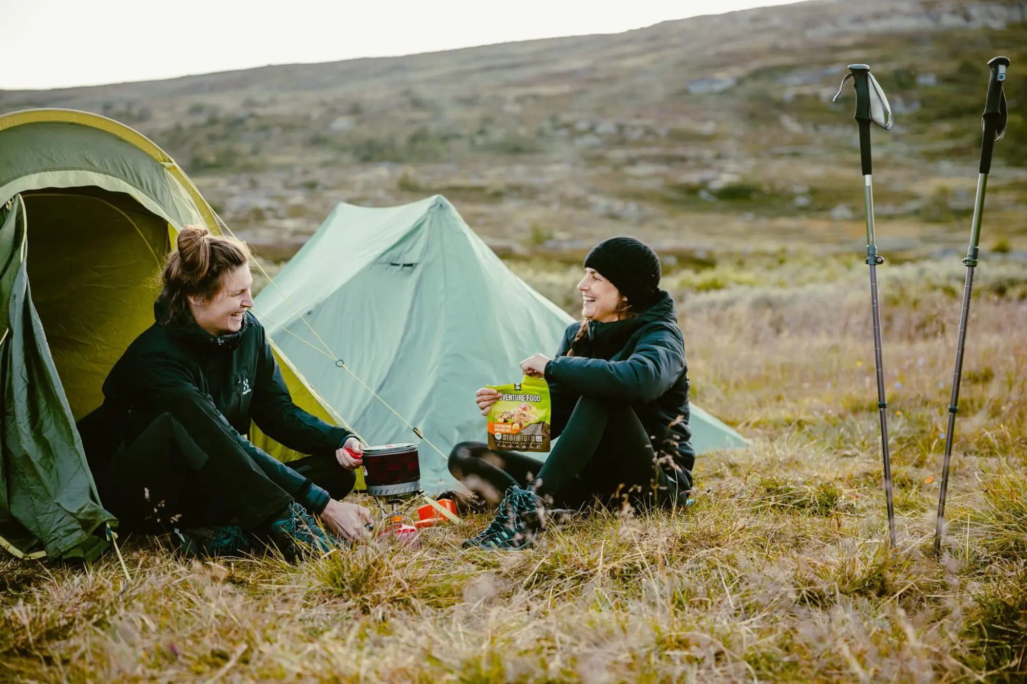 Randonneurs die freeze-dried voedsel eten in Noorwegen op het Norway Trail