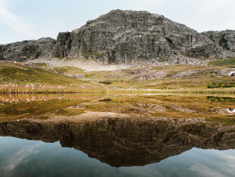 de reflectie van een berg in een meer