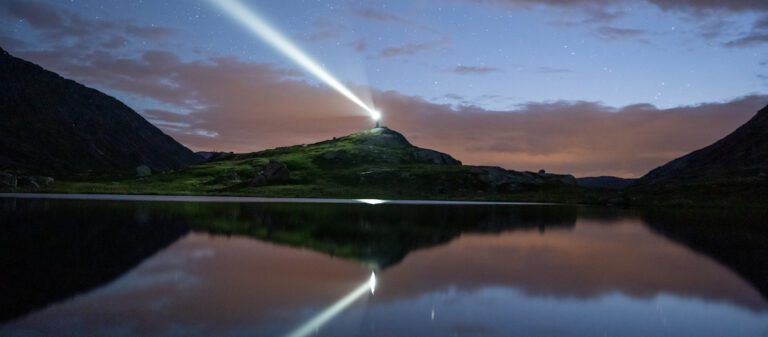 Wunderschöne Nachtreflexion auf einem See