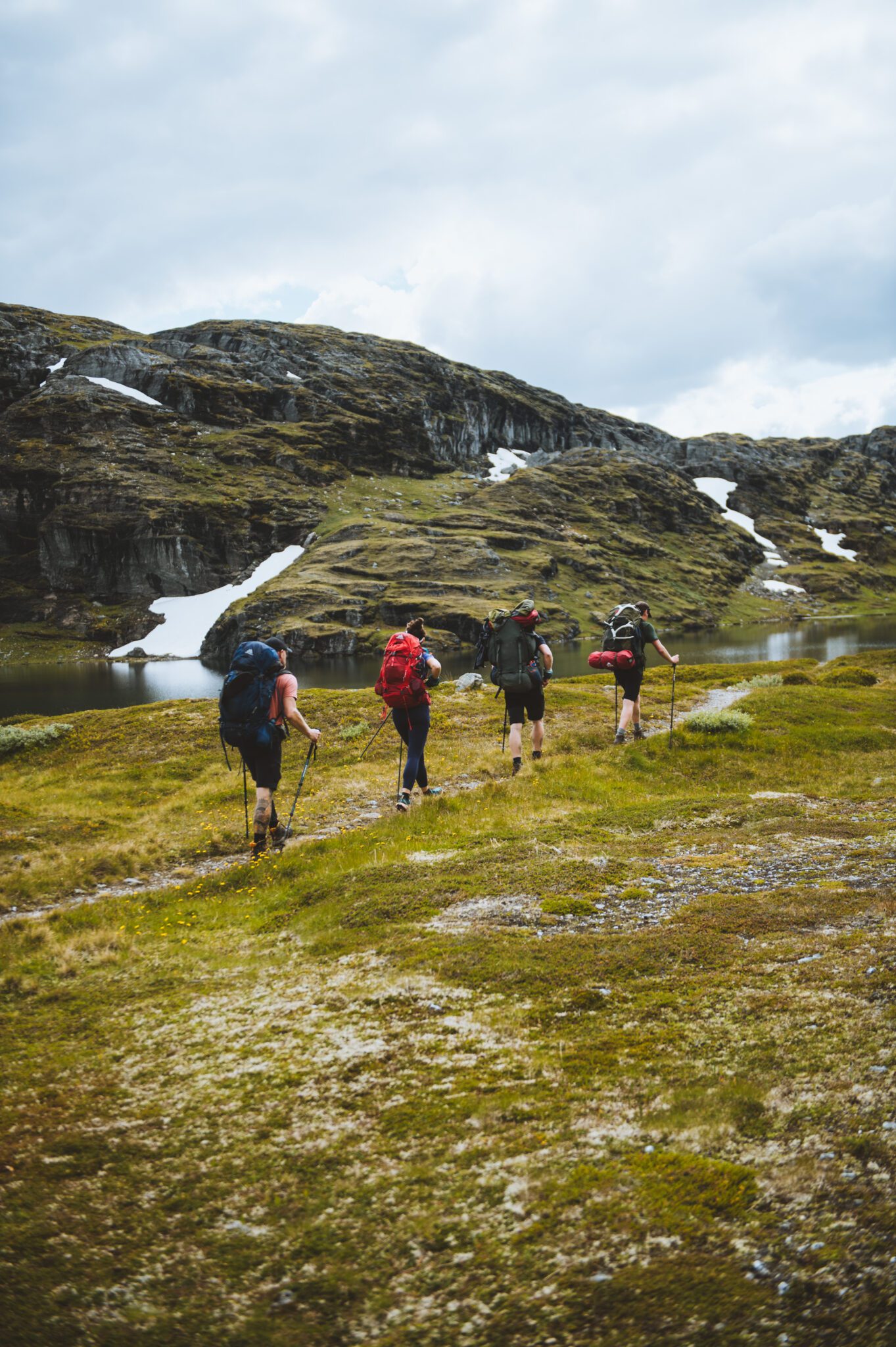 Een groep hikers die de trail wandelt