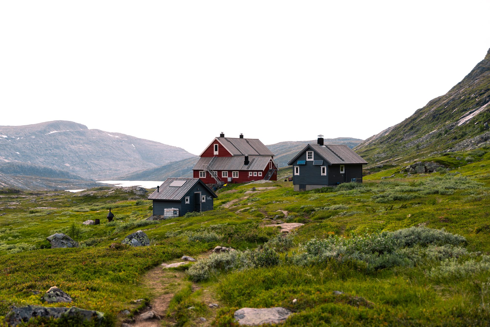 Maisons colorées sur le Norway trail avec paysage