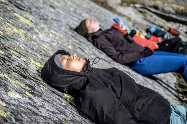 Frau, die auf einem Felsen schläft